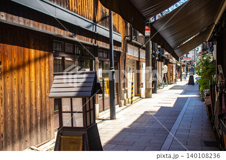【京都風景】竜馬通り商店街 風情ある置き行灯(あんどん)が楽しい 【京都風景】竜馬通り商店街 風情ある置き行灯(あんどん)が楽しい 140108236