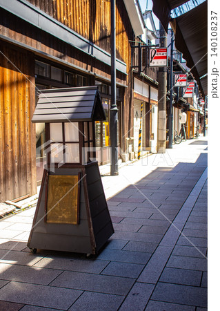 【京都風景】竜馬通り商店街 風情ある置き行灯(あんどん)が楽しい 【京都風景】竜馬通り商店街 風情ある置き行灯(あんどん)が楽しい 140108237