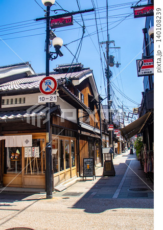 【京都風景】竜馬通り商店街 風情ある置き行灯(あんどん)が楽しい 【京都風景】竜馬通り商店街 風情ある置き行灯(あんどん)が楽しい 140108239