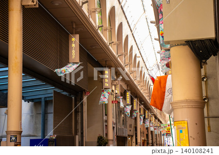 【京都風景】竜馬通り商店街 風情ある置き行灯(あんどん)が楽しい 140108241