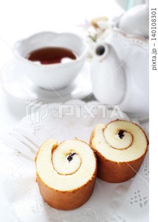 ミニロールケーキと紅茶 ミニロールケーキと紅茶 140108301