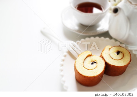 ミニロールケーキと紅茶 ミニロールケーキと紅茶 140108302