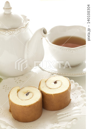 ミニロールケーキと紅茶 140108304