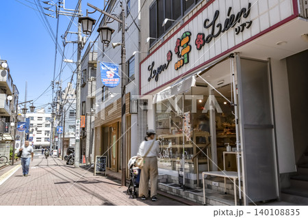 長原駅前商店街のベーカリーと店舗が並ぶ通り 長原駅前商店街のベーカリーと店舗が並ぶ通り 140108835