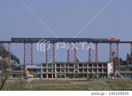 日本海を望む餘部鉄橋を行くDD51旧型客車 6両編成 鉄道遺産トレッスル橋 1986年アーカイブ 日本海を望む餘部鉄橋を行くDD51旧型客車 6両編成 鉄道遺産トレッスル橋 1986年アーカイブ 140108854