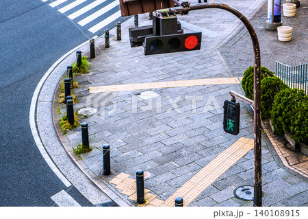 日本の横浜都市景観 桜木町駅前の信号機などを望む。ハト君の“おいた”(お悪戯)が…ボラードや点字… 日本の横浜都市景観 桜木町駅前の信号機などを望む。ハト君の“おいた”(お悪戯)が…ボラードや点字… 140108915