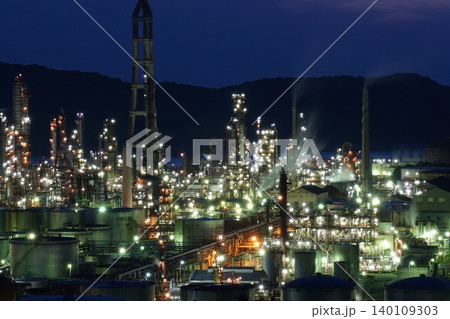 煙に包まれる工場の夜景 煙に包まれる工場の夜景 140109303
