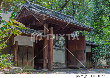 小石川後楽園の歴史ある木造の門と緑豊かな木々 2023年9月 140109449