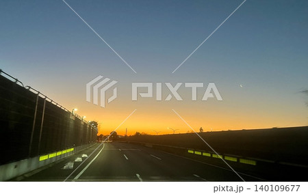 夕焼け空と三日月が見える道路風景 夕焼け空と三日月が見える道路風景 140109677