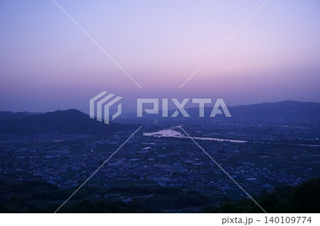 最初が峰から望む岩出市の夕景 最初が峰から望む岩出市の夕景 140109774