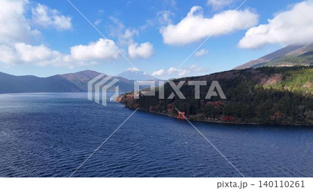 紅葉が美しい秋の箱根芦ノ湖と元箱根港の街並み空撮 紅葉が美しい秋の箱根芦ノ湖と元箱根港の街並み空撮 140110261