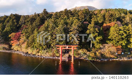 夕日に輝く秋の箱根神社平和の鳥居と美しい森の空撮 140110263