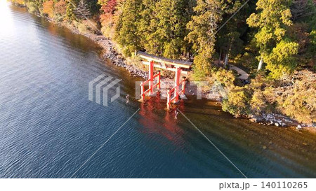 夕日の光を浴びて水面に映える箱根神社の鳥居の空撮 夕日の光を浴びて水面に映える箱根神社の鳥居の空撮 140110265