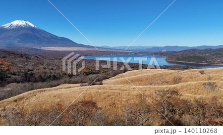 秋の三国峠から見下ろすススキ野原と山中湖と富士山 140110268