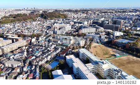 広い校庭を持つ学校と横浜市港北区の美しい住宅街 広い校庭を持つ学校と横浜市港北区の美しい住宅街 140110282