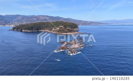 真鶴半島の三ツ石と青い海│相模湾に浮かぶ真鶴岬の絶景│海を航行する船と美しい自然 140110285