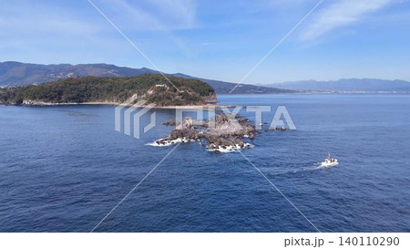 名勝三ツ石と青い海を行くボートの美しい空撮風景 名勝三ツ石と青い海を行くボートの美しい空撮風景 140110290