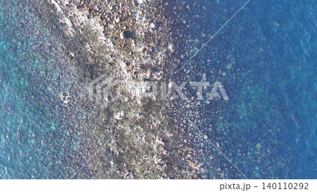 透き通る青い海と岩礁の模様が美しい真俯瞰空撮 透き通る青い海と岩礁の模様が美しい真俯瞰空撮 140110292