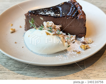 濃厚なチョコレートケーキとフワッとしたホイップクリーム。粉砂糖とナッツをトッピングして。 濃厚なチョコレートケーキとフワッとしたホイップクリーム。粉砂糖とナッツをトッピングして。 140110756