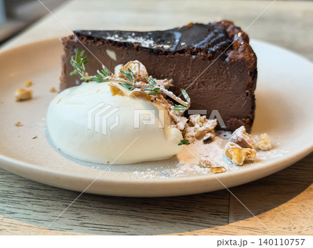 濃厚なチョコレートケーキとフワッとしたホイップクリーム。粉砂糖とナッツをトッピングして。 濃厚なチョコレートケーキとフワッとしたホイップクリーム。粉砂糖とナッツをトッピングして。 140110757