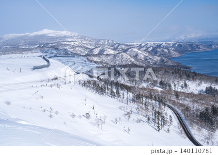 北海道美幌峠 冬の屈斜路湖と雪景色の絶景パノラマ 140110781