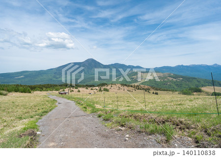 車山(霧ヶ峰)の中央分水峰トレイルから見た蓼科山 車山(霧ヶ峰)の中央分水峰トレイルから見た蓼科山 140110838