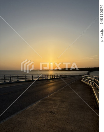 夕日に照らされた道路 夕日に照らされた道路 140110874