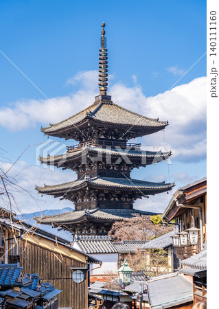 産寧坂 (三年坂)の八坂上町から見る法観寺　通称：八坂の塔（東山のランドマーク）京都で一番高い五重塔 140111160