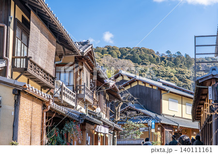 京都東山 産寧坂 (三年坂)の町並み:清水 伝統的な日本建築(京町家)の町並み 人気観光スポット 京都東山 産寧坂 (三年坂)の町並み:清水 伝統的な日本建築(京町家)の町並み 人気観光スポット 140111161