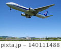 米子鬼太郎空港に着陸する全日本空輸（ANA）のボーイング767が雲ひとつ無い快晴の青空に映えるシーン 140111488