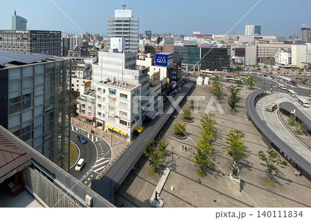 大分駅前ロータリーと大分市街地 140111834