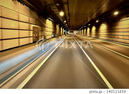 高速道路トンネル内を走行する物流輸送・交通インフライメージ 高速道路トンネル内を走行する物流輸送・交通インフライメージ 140111839