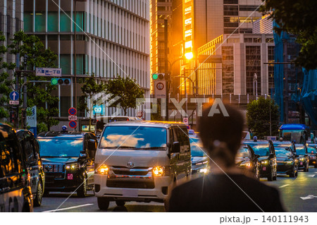 日本の東京都市景観日本経済の繁栄…八重洲や大手町、再開発…夕日、自動車、国道1号線…若い女性…信号機 日本の東京都市景観日本経済の繁栄…八重洲や大手町、再開発…夕日、自動車、国道1号線…若い女性…信号機 140111943
