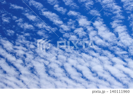 青空に白い雲 青空に白い雲 140111960