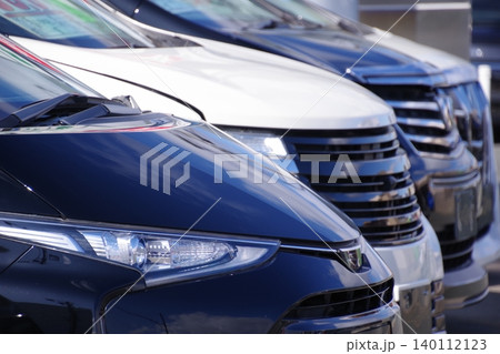 自動車イメージ 販売店に並ぶ車 ミニバン 自動車イメージ 販売店に並ぶ車 ミニバン 140112123
