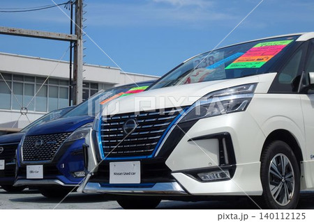 中古車イメージ 販売店に並ぶミニバン ローアングル 中古車イメージ 販売店に並ぶミニバン ローアングル 140112125