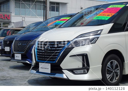 中古車イメージ 販売店に並ぶミニバン 中古車イメージ 販売店に並ぶミニバン 140112128