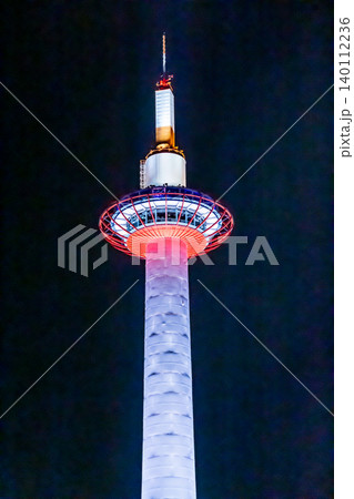 京都の街を照らす美しい京都タワーの夜景ライトアップ(縦位置) 京都の街を照らす美しい京都タワーの夜景ライトアップ(縦位置) 140112236