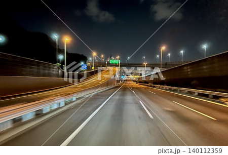 夜の都市高速ジャンクションへ向かう車両視点の交通インフラ風景 夜の都市高速ジャンクションへ向かう車両視点の交通インフラ風景 140112359