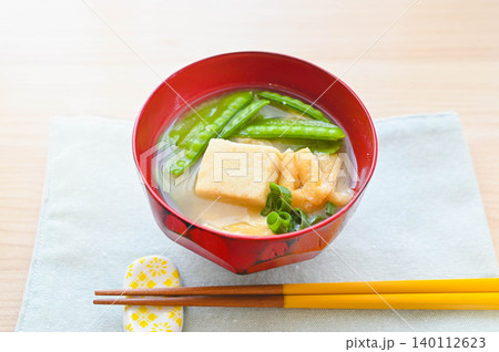 さやえんどうと高野豆腐の味噌汁 さやえんどうと高野豆腐の味噌汁 140112623