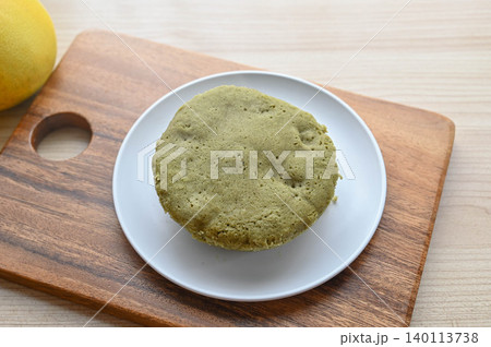 レンチンで出来上がった米粉と抹茶きな粉の蒸しパン レンチンで出来上がった米粉と抹茶きな粉の蒸しパン 140113738