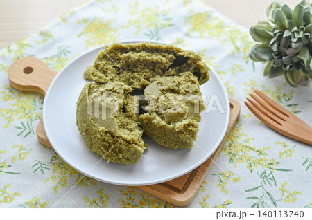 レンチンで出来上がった米粉と抹茶きな粉の蒸しパン レンチンで出来上がった米粉と抹茶きな粉の蒸しパン 140113740