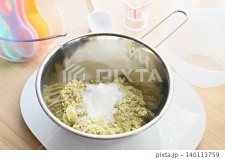 カップに入れた抹茶とうぐいす粉と米粉 140113759