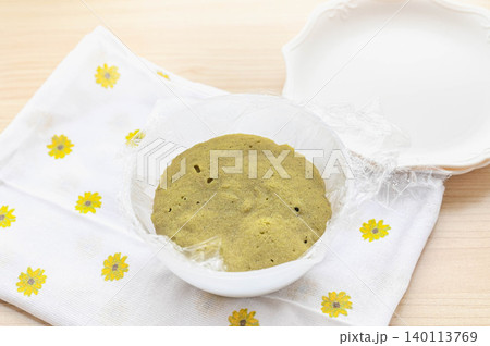 レンチンで出来上がった米粉と抹茶きな粉の蒸しパン レンチンで出来上がった米粉と抹茶きな粉の蒸しパン 140113769