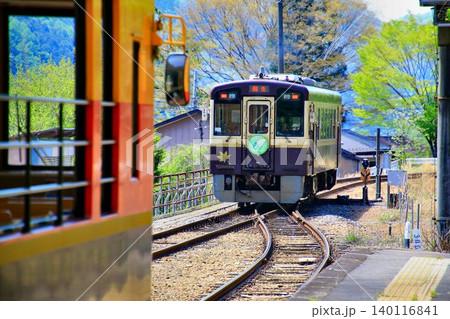 新緑の『 わたらせ渓谷鐵道』【足尾駅】を発車する… WKT-500形気動車 新緑の『 わたらせ渓谷鐵道』【足尾駅】を発車する… WKT-500形気動車 140116841