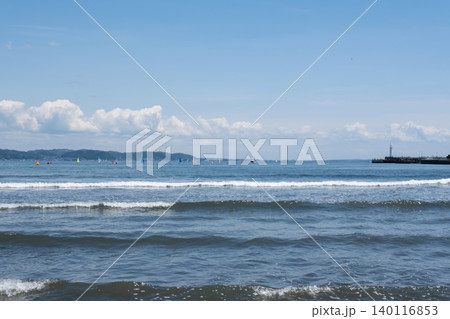 湘南 江の島 片瀬東浜海水浴場波打ち際の風景 湘南 江の島 片瀬東浜海水浴場波打ち際の風景 140116853