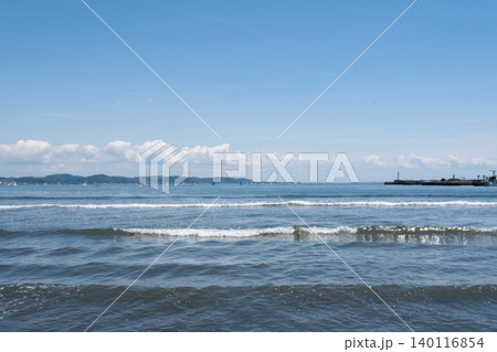 湘南　江の島　片瀬東浜海水浴場波打ち際の風景 140116854