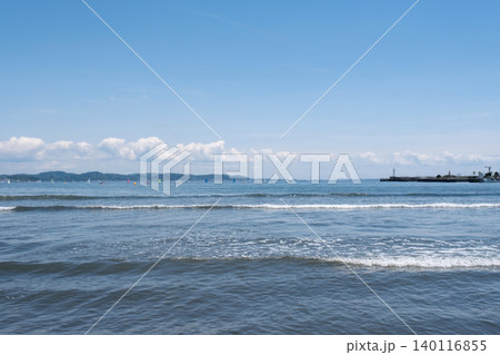 湘南　江の島　片瀬東浜海水浴場波打ち際の風景 140116855