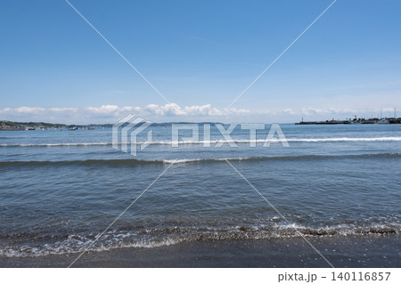 湘南 江の島 片瀬東浜海水浴場波打ち際の風景 湘南 江の島 片瀬東浜海水浴場波打ち際の風景 140116857