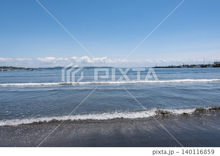 湘南 江の島 片瀬東浜海水浴場波打ち際の風景 湘南 江の島 片瀬東浜海水浴場波打ち際の風景 140116859